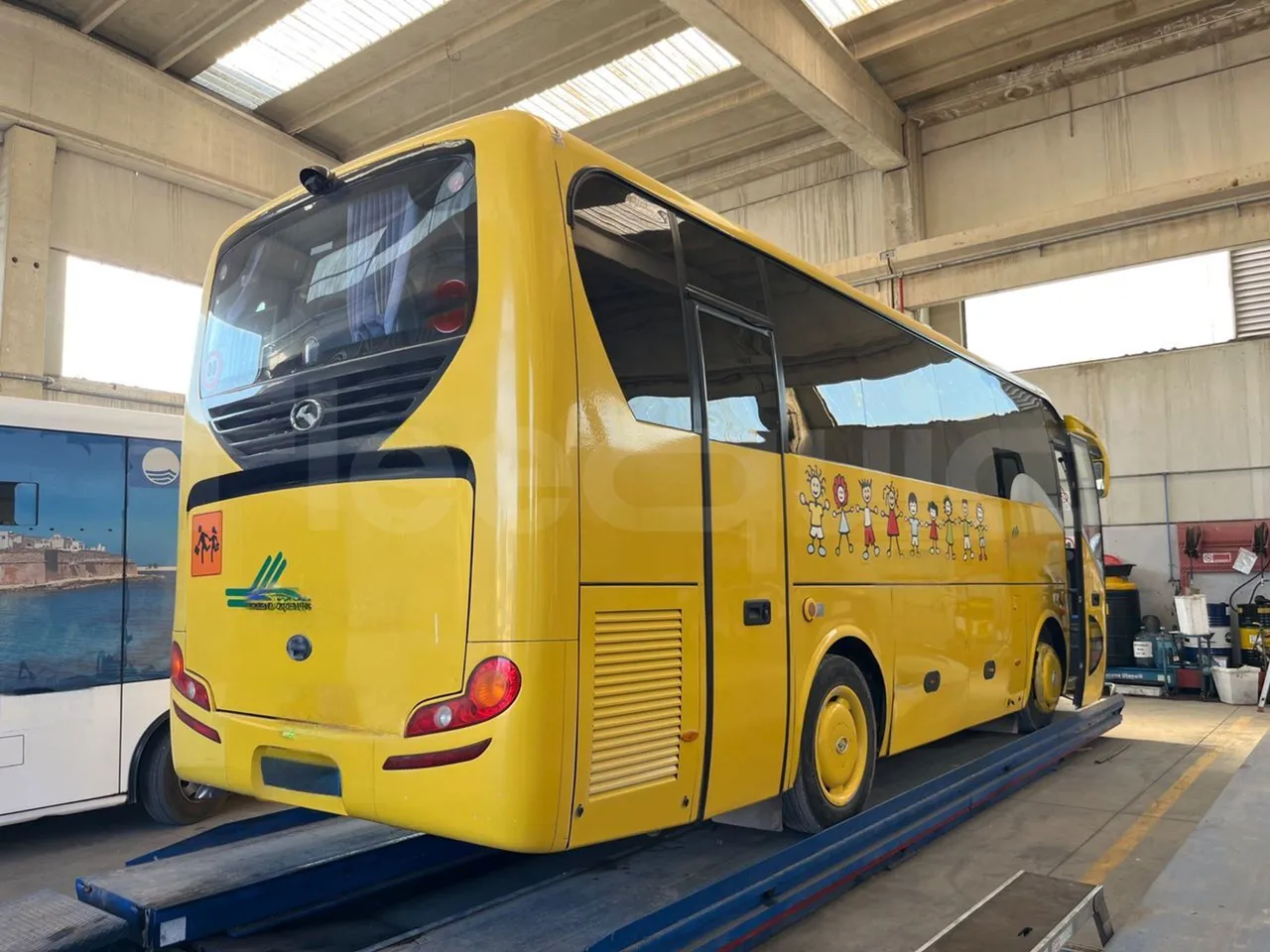 King Long XMQ6800 2AL1AA2B-EUR5-148Kw-7,995m - 3/4 right rear doors closed