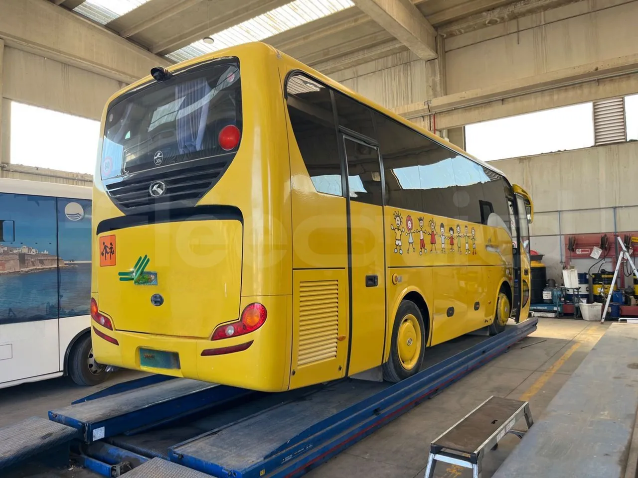 King Long XMQ6800 2AL1AA2B-EUR5-148Kw-7,995m - 3/4 right rear doors open