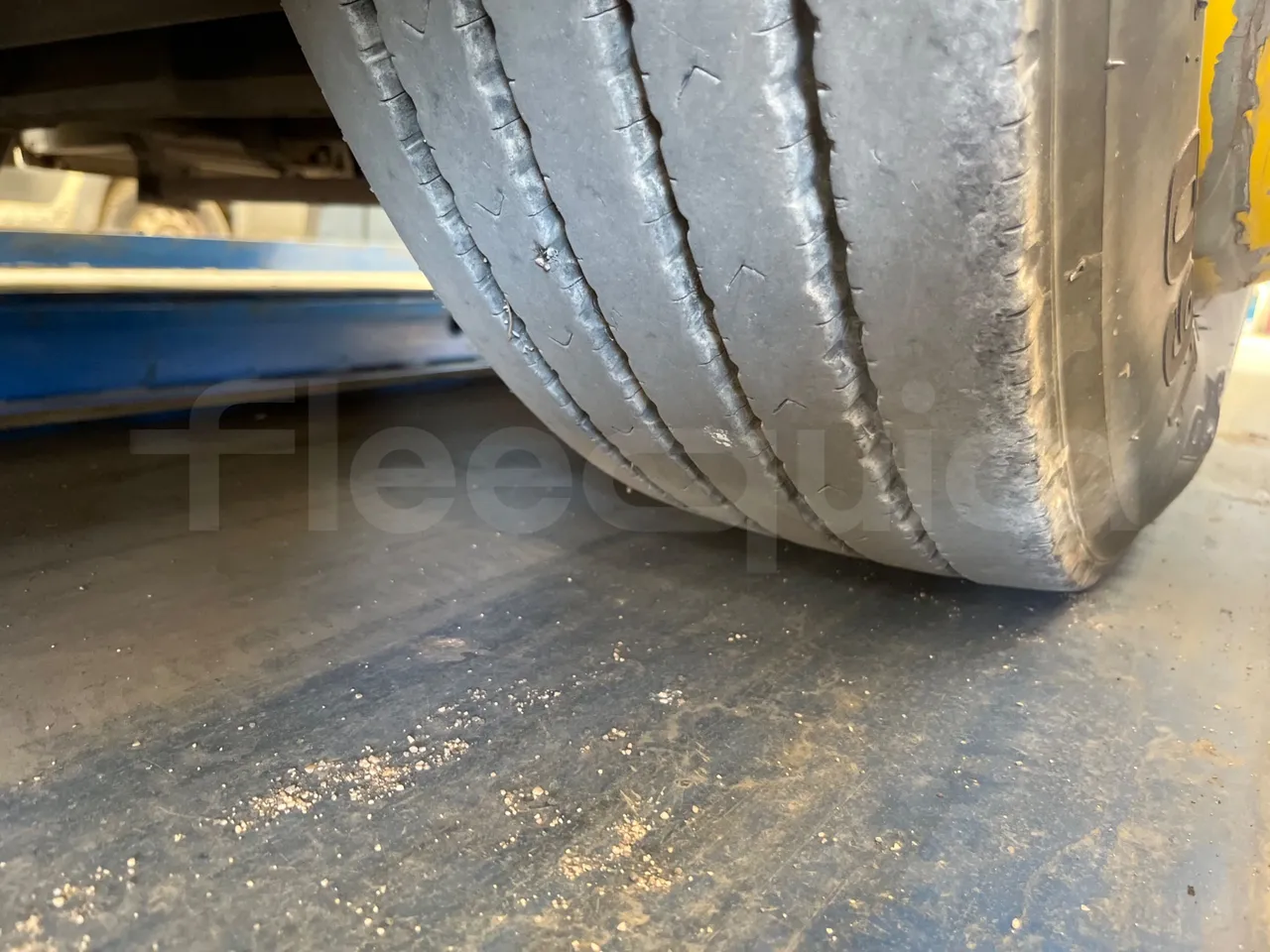 King Long XMQ6800 2AL1AA2B-EUR5-148Kw-7,995m - tread condition front tires right