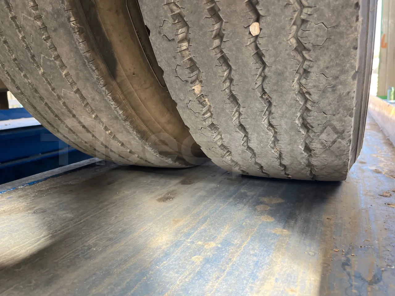 King Long XMQ6800 2AL1AA2B-EUR5-148Kw-7,995m - tread condition second axle tires left