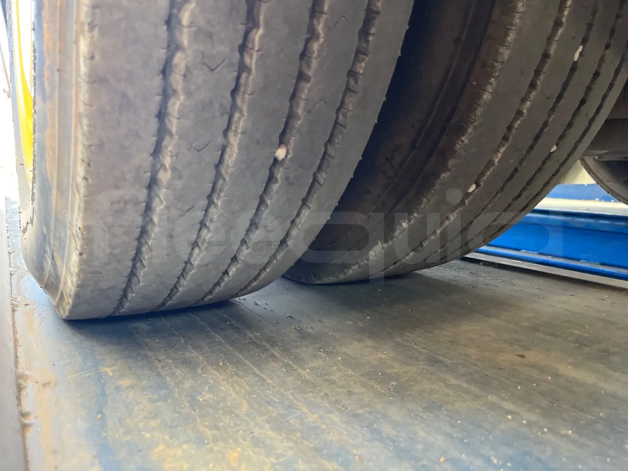 King Long XMQ6800 2AL1AA2B-EUR5-148Kw-7,995m - tread condition second axle tires right