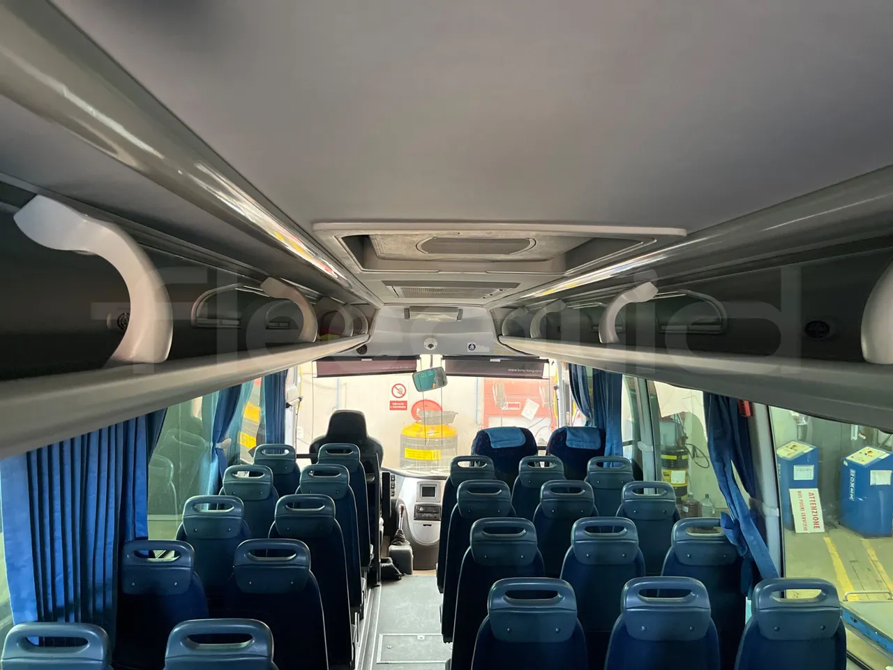 King Long XMQ6800 2AL1AA2B-EUR5-148Kw-7,995m - overhead compartments photo