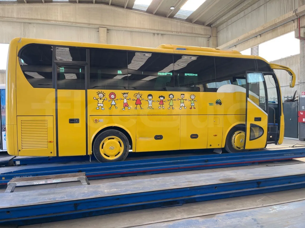 King Long XMQ6800 2AL1AA2B-EUR5-148Kw-7,995m - right side doors closed