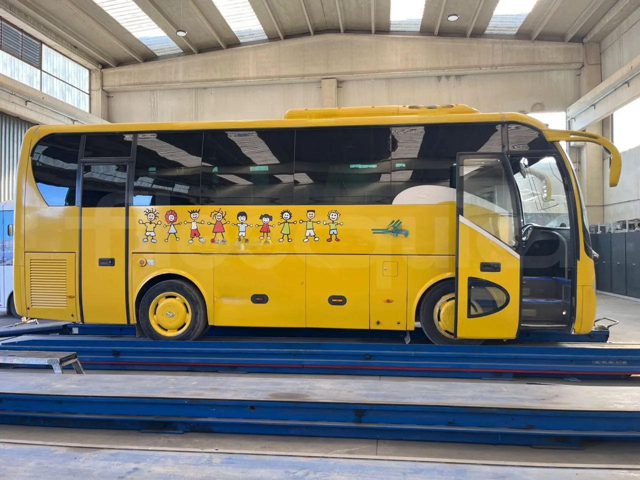King Long XMQ6800 2AL1AA2B-EUR5-148Kw-7,995m - right side doors open
