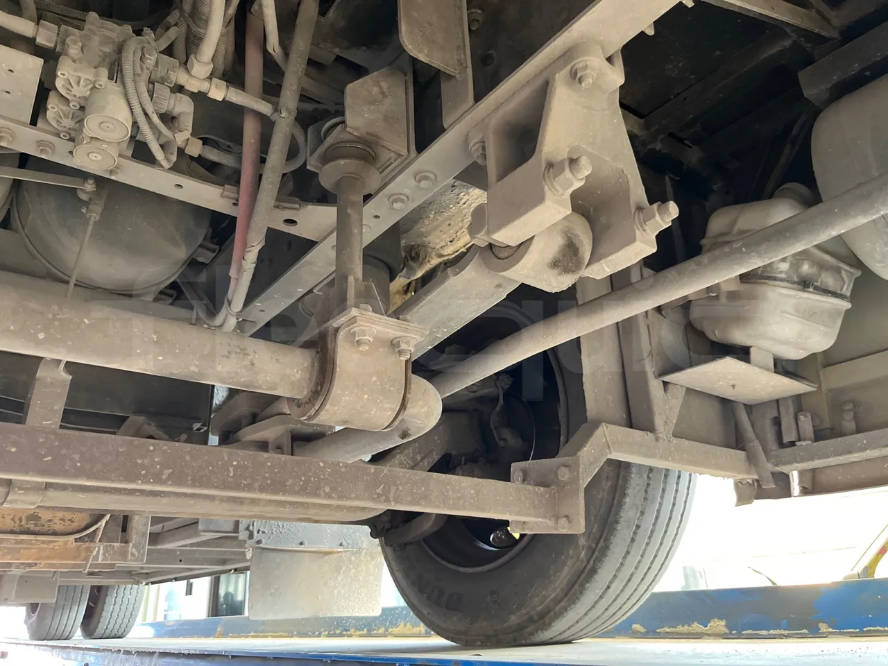 King Long XMQ6800 2AL1AA2B-EUR5-148Kw-7,995m - front axle left side