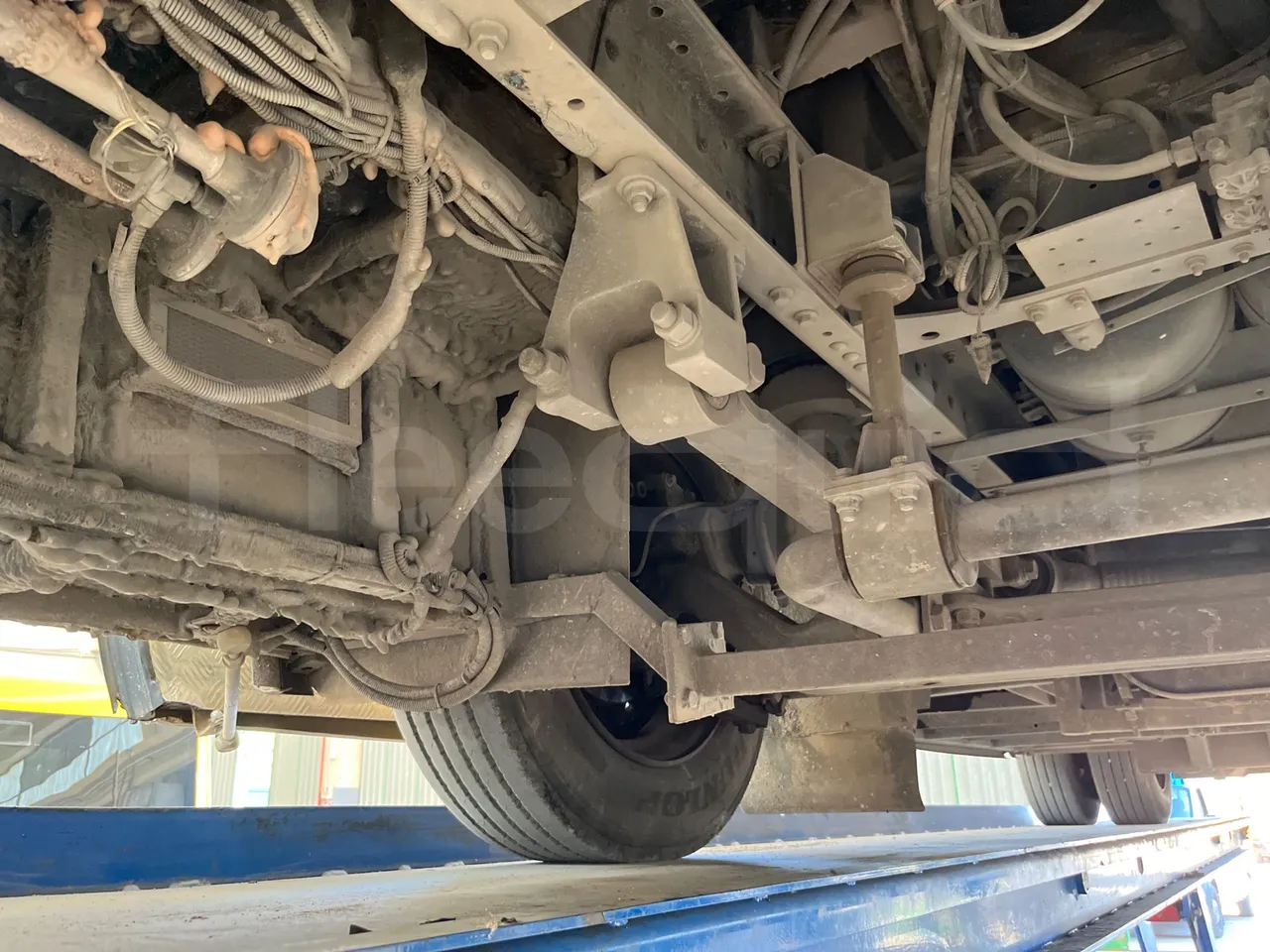 King Long XMQ6800 2AL1AA2B-EUR5-148Kw-7,995m - front axle right side