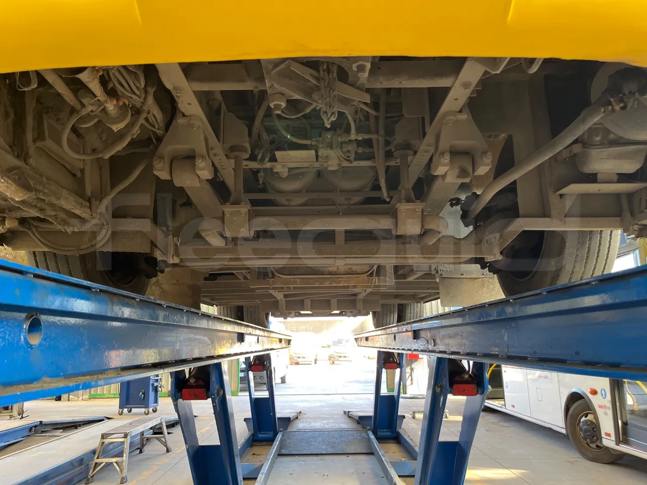 King Long XMQ6800 2AL1AA2B-EUR5-148Kw-7,995m - front undercarriage from front