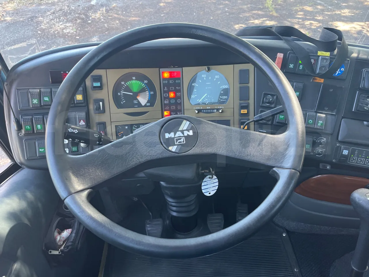 Beulas Man Midistar 11 220HOCL/Euro2 -162Kw-8,665 Mt - steering wheel photo