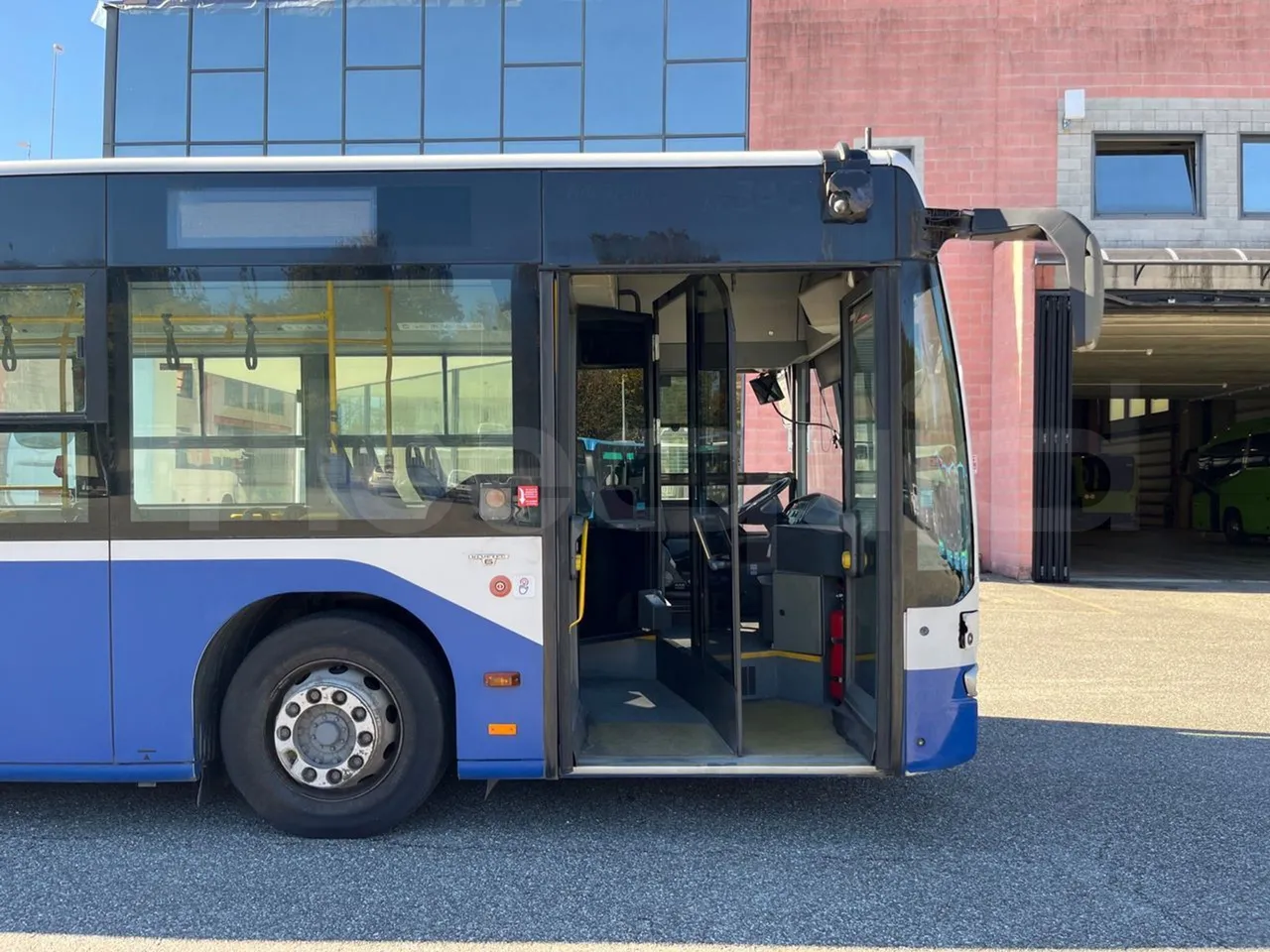 Mercedes-Benz Conecto 628B02-BD1GKEB - Euro 6 - 265 Kw - 17.956 Mt - front door 1 open