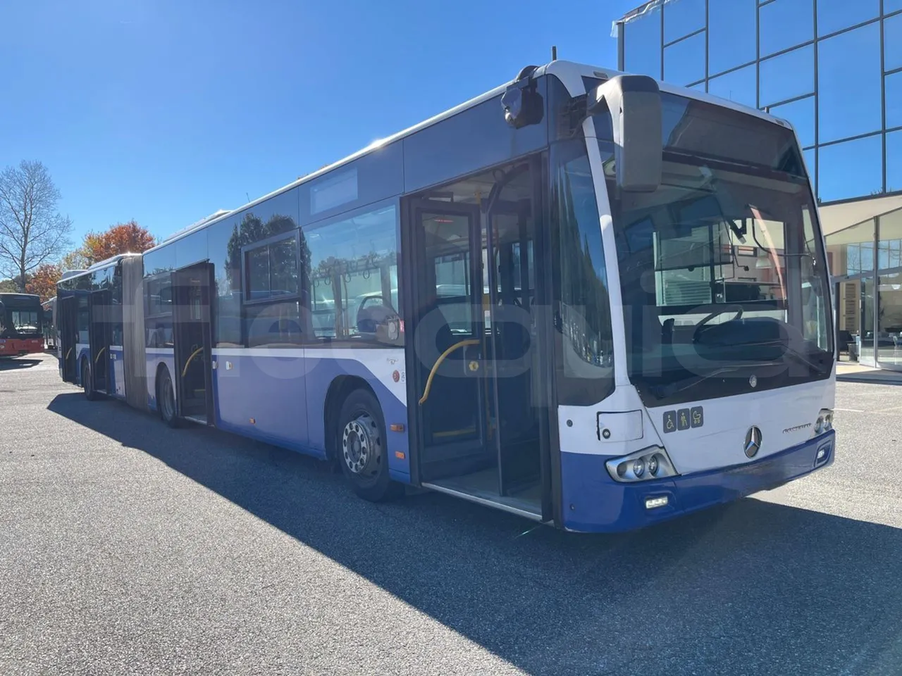 Mercedes-Benz Conecto 628B02-BD1GKEB - Euro 6 - 265 Kw - 17.956 Mt - 3/4 right front doors open