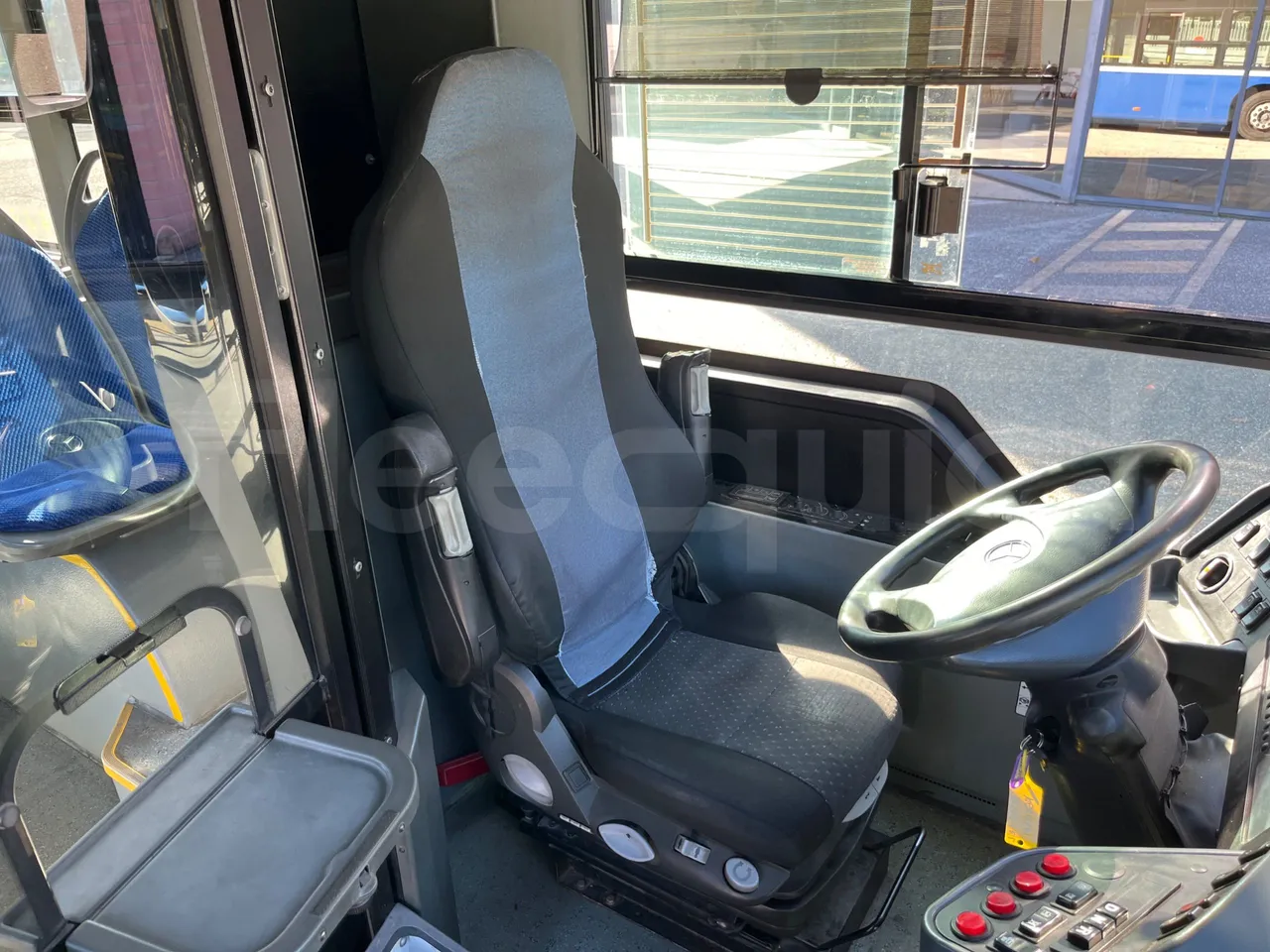 Mercedes-Benz Conecto 628B02-BD1GKEB - Euro 6 - 265 Kw - 17.956 Mt - driver's seat photo