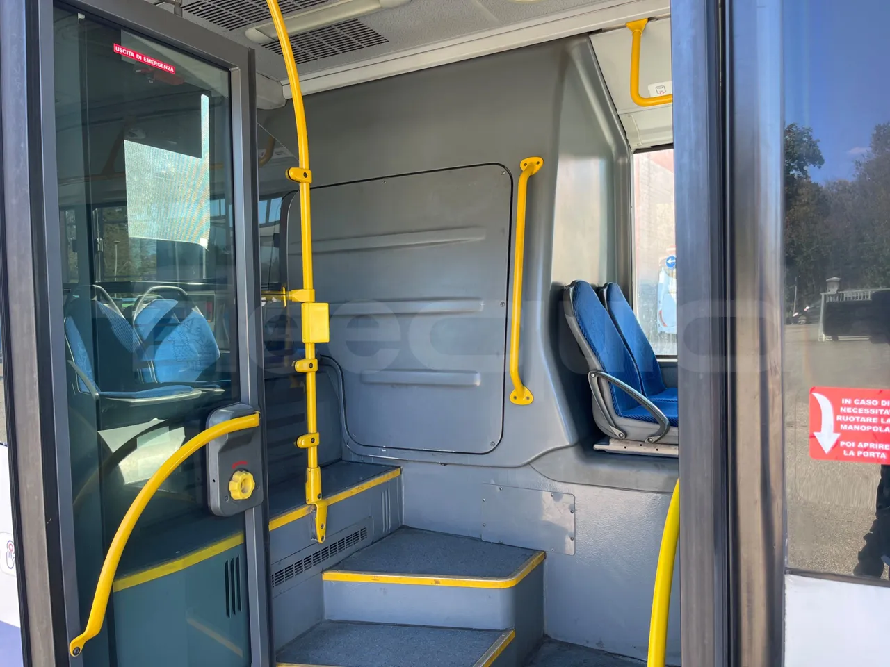 Mercedes-Benz Conecto 628B02-BD1GKEB - Euro 6 - 265 Kw - 17.956 Mt - floor hatches photo