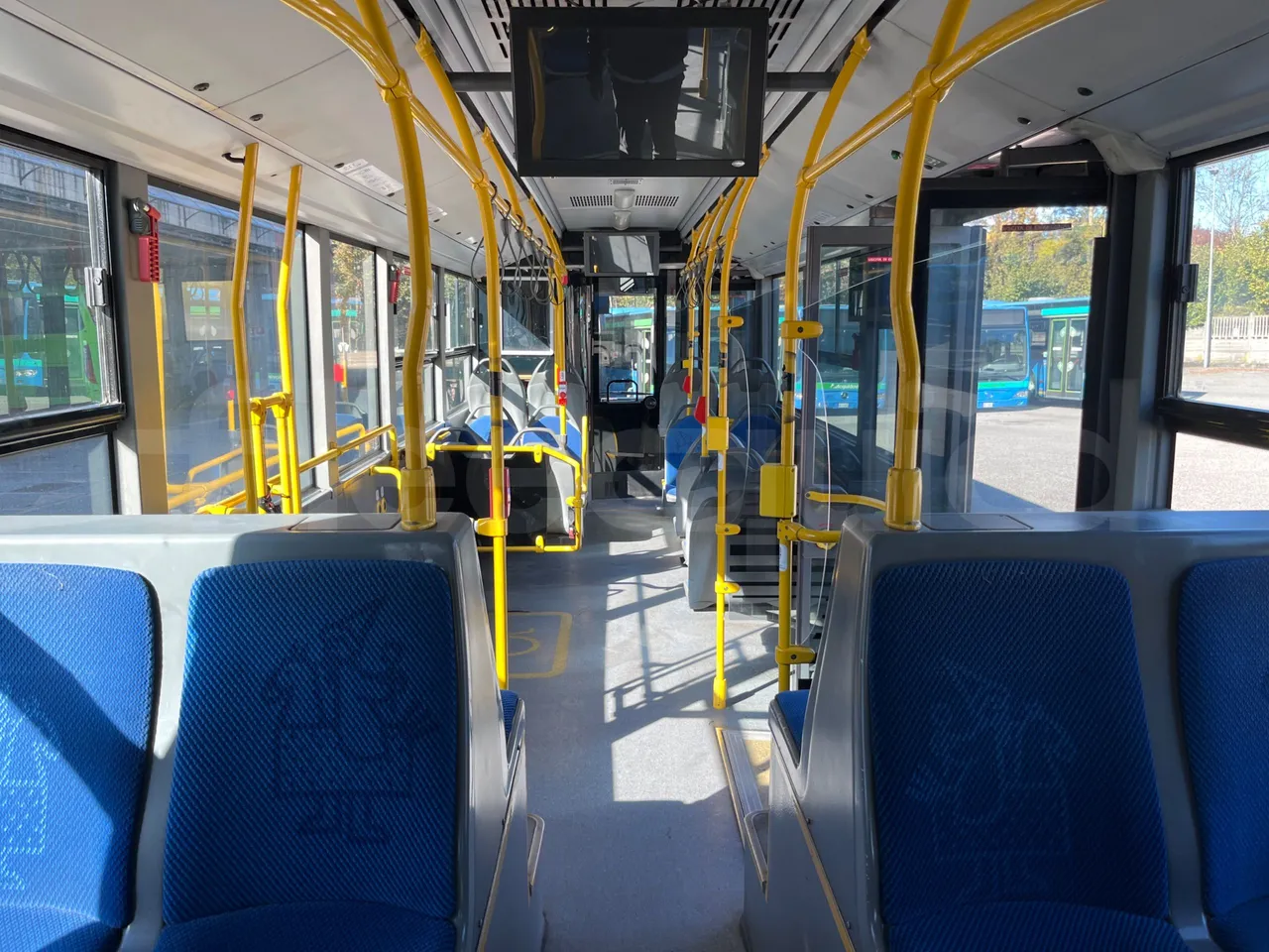 Mercedes-Benz Conecto 628B02-BD1GKEB - Euro 6 - 265 Kw - 17.956 Mt - forward view middle aisle