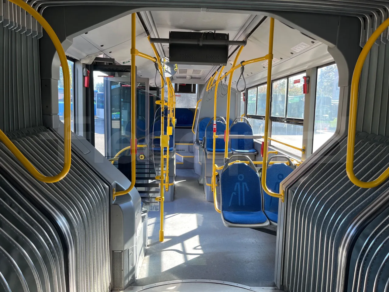 Mercedes-Benz Conecto 628B02-BD1GKEB - Euro 6 - 265 Kw - 17.956 Mt - reverse view middle aisle