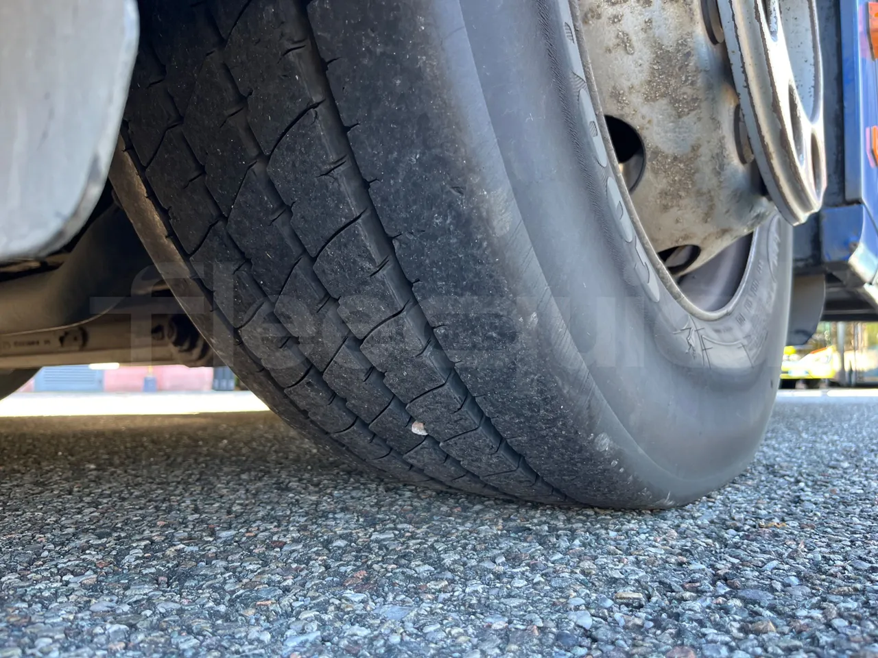 Mercedes-Benz Conecto 628B02-BD1GKEB - Euro 6 - 265 Kw - 17.956 Mt - tread condition front tires right