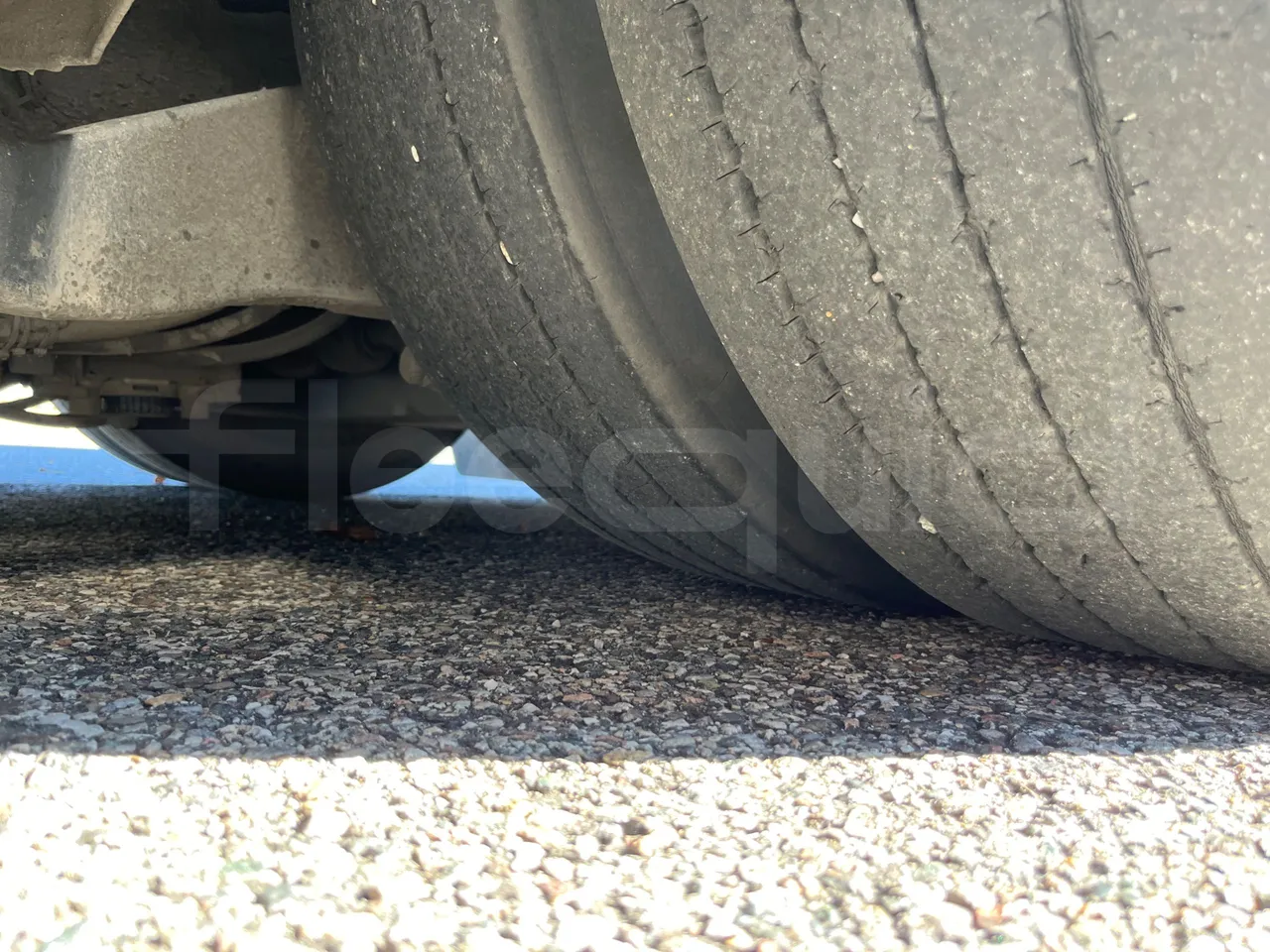 Mercedes-Benz Conecto 628B02-BD1GKEB - Euro 6 - 265 Kw - 17.956 Mt - tread condition second axle tires left