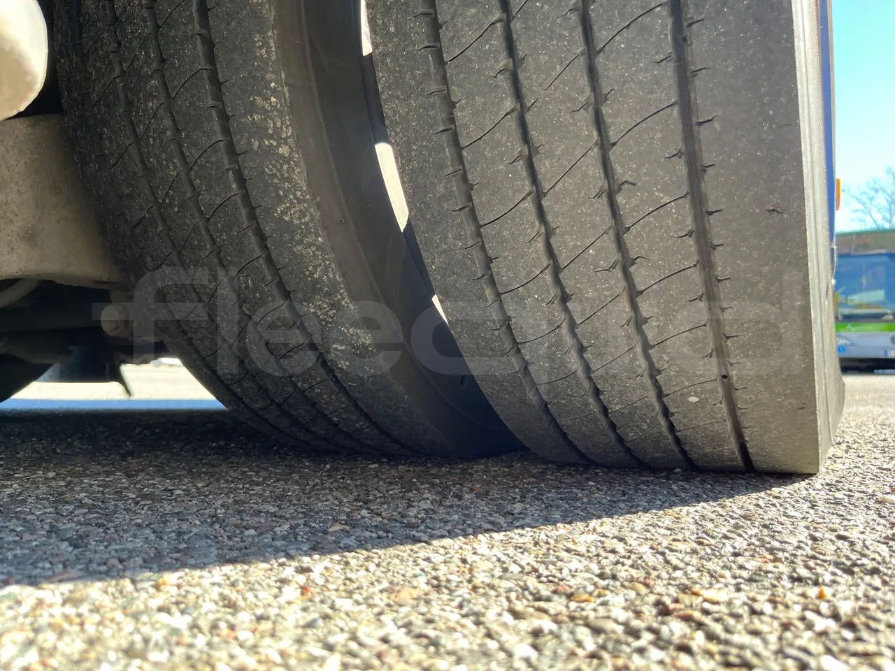 Mercedes-Benz Conecto 628B02-BD1GKEB - Euro 6 - 265 Kw - 17.956 Mt - tread condition second axle tires right