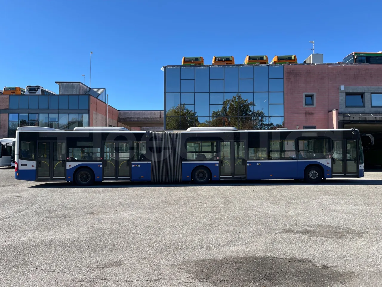 Mercedes-Benz Conecto 628B02-BD1GKEB - Euro 6 - 265 Kw - 17.956 Mt - right side doors closed