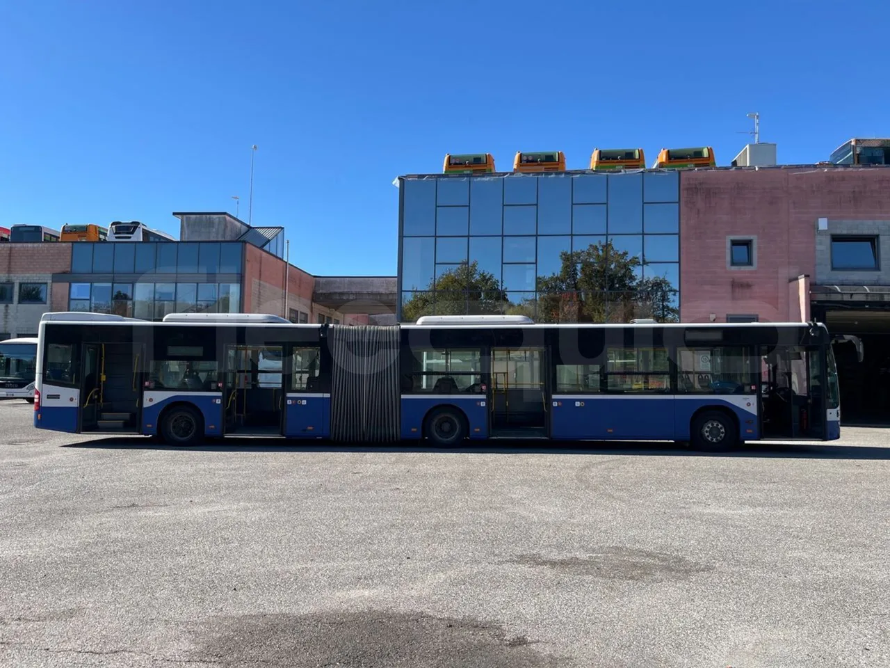 Mercedes-Benz Conecto 628B02-BD1GKEB - Euro 6 - 265 Kw - 17.956 Mt - right side doors open