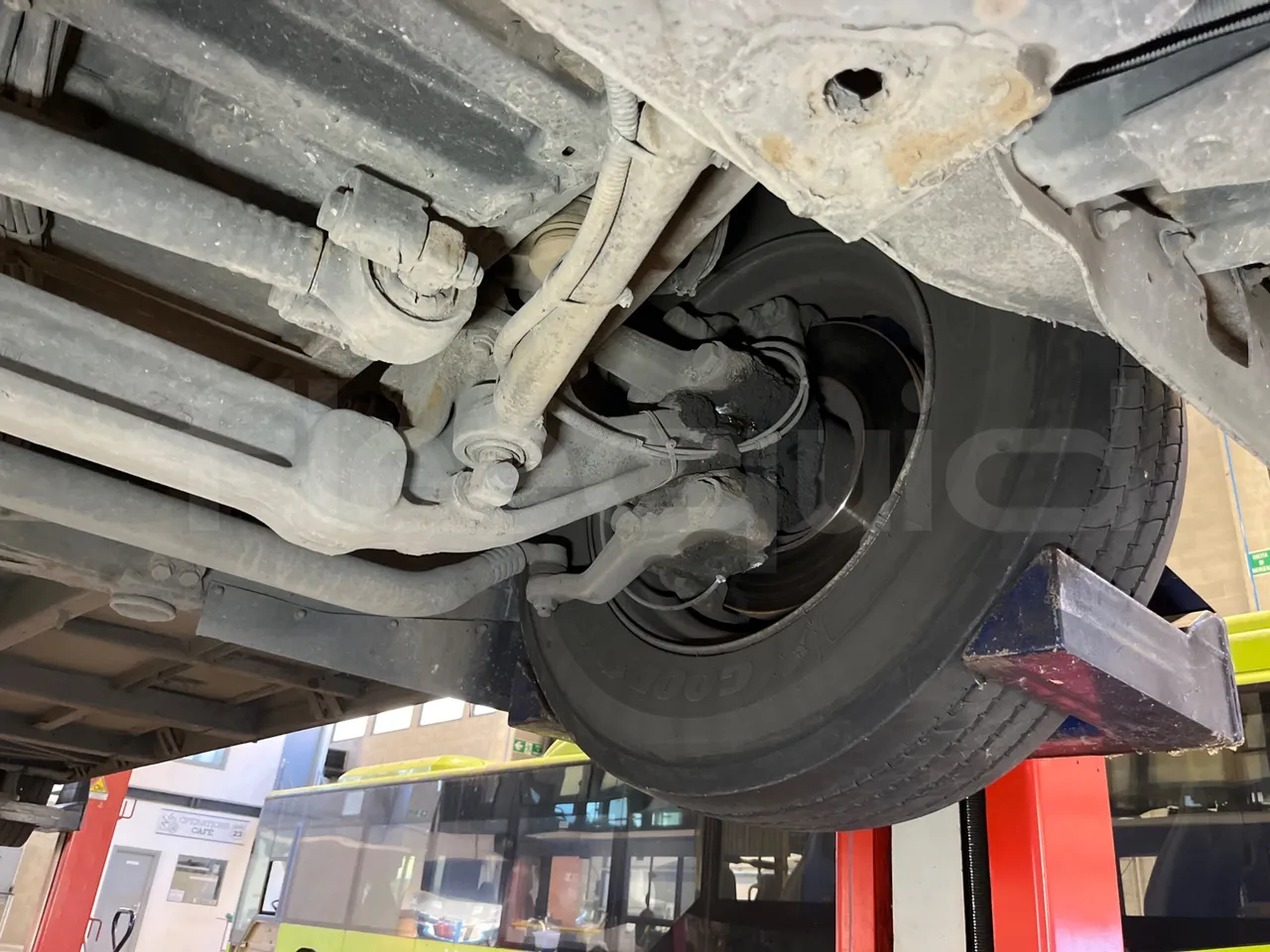 Mercedes-Benz Conecto 628B02-BD1GKEB - Euro 6 - 265 Kw - 17.956 Mt - front axle left side