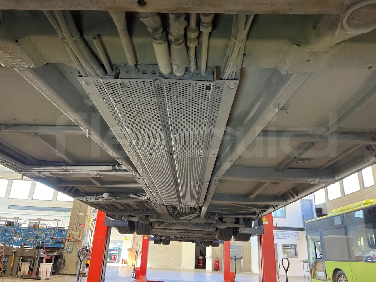 Mercedes-Benz Conecto 628B02-BD1GKEB - Euro 6 - 265 Kw - 17.956 Mt - central undercarriage photo