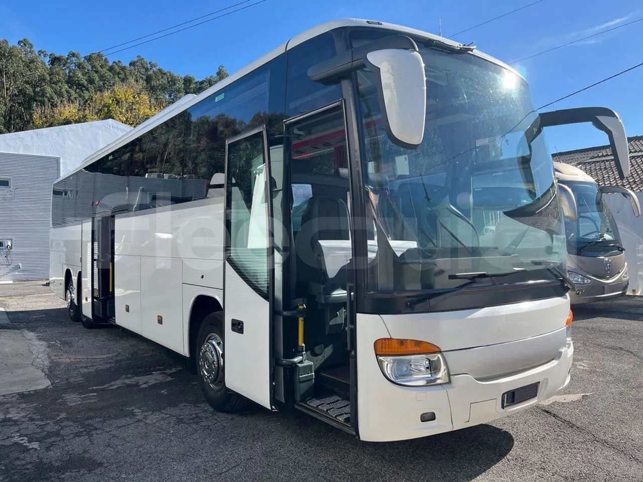 Setra S416 GT-HD - Euro5 - 315kW - 13mt - 3/4 right front doors open