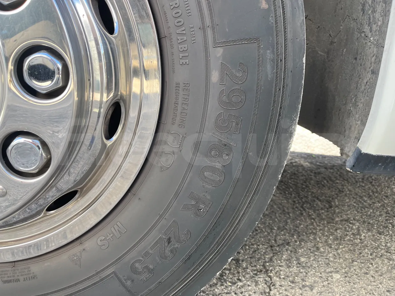 Setra S416 GT-HD - Euro5 - 315kW - 13mt - rear left tire photo