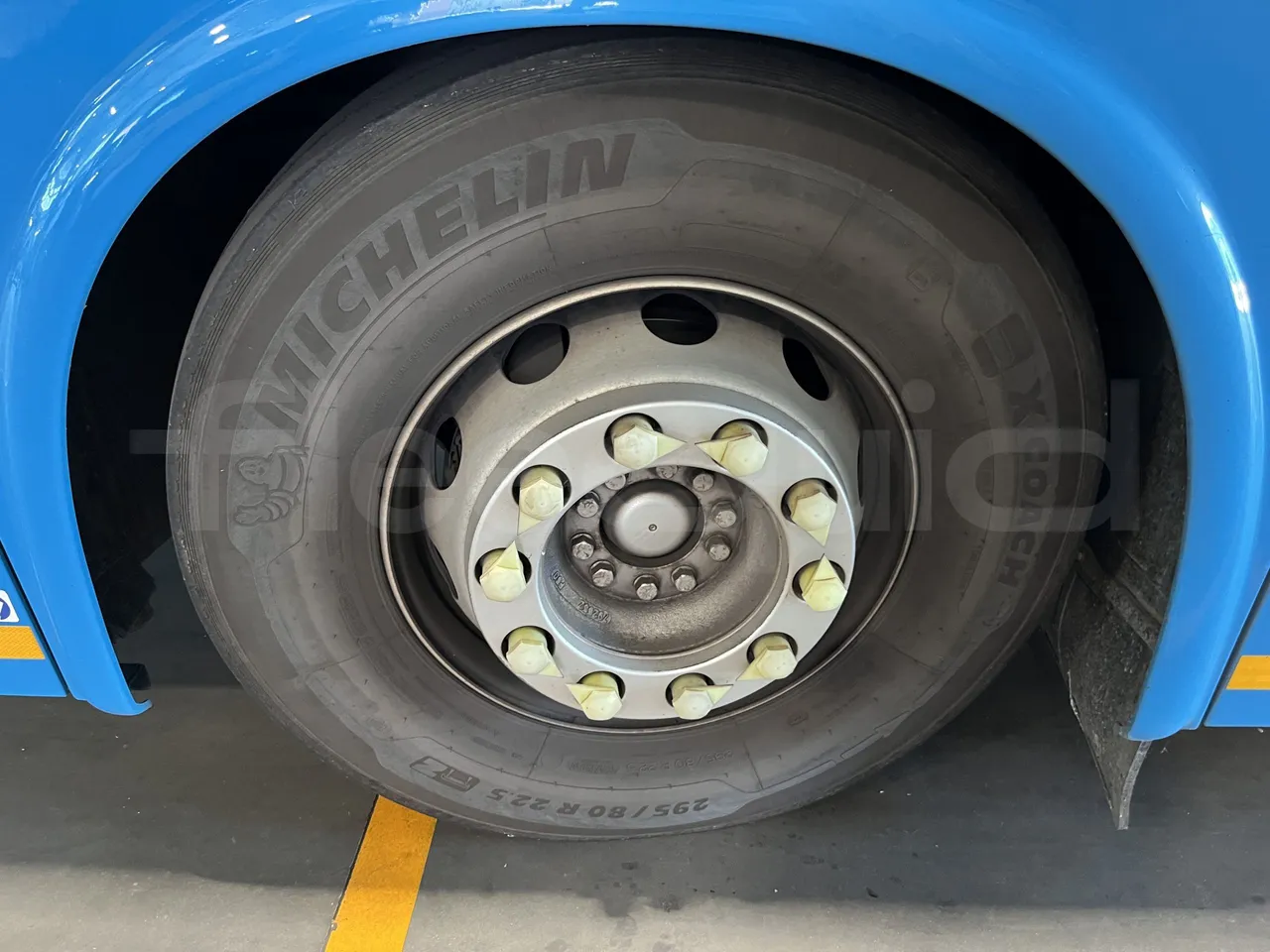 Iveco Crossway - First Axle Left Side: Complete Tyre