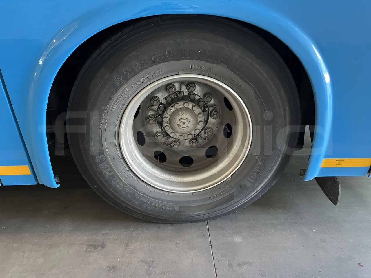 Iveco Crossway - Second Axle Left Side: Complete Wheel
