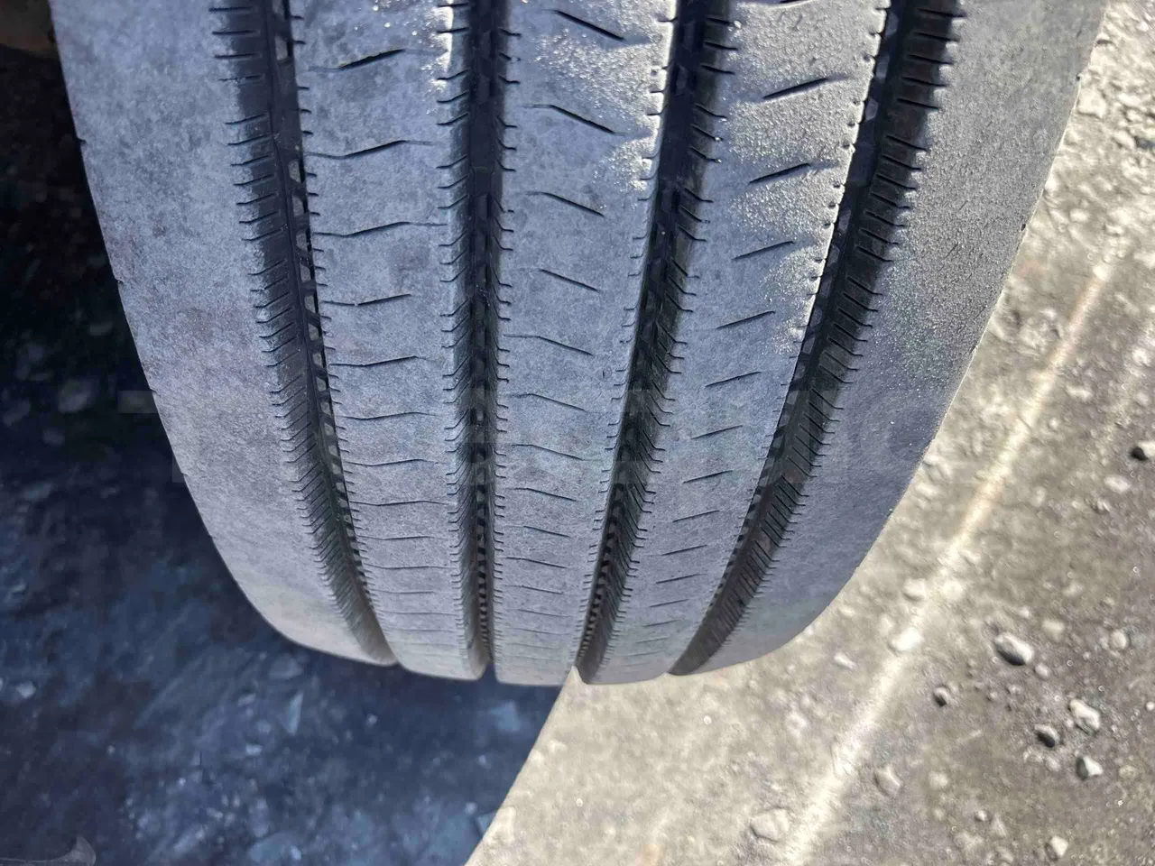 Setra S431   DT - Euro5 - 375kW - 13.870mt - tread condition front tires left