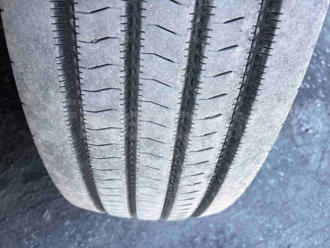 Setra S431   DT - Euro5 - 375kW - 13.870mt - tread condition front tires right