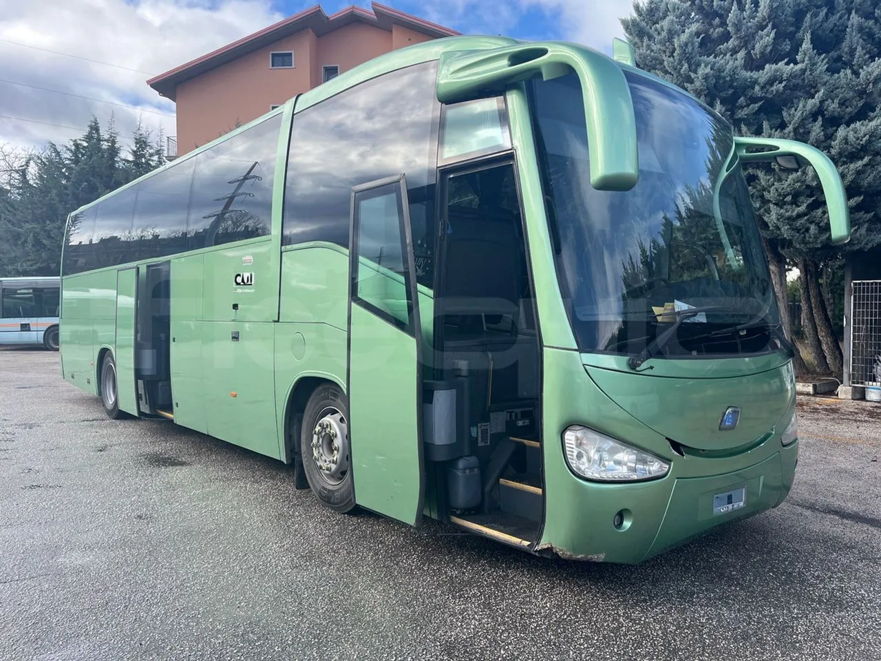 Irizar Scania K380EB - EUR4 - 279kW - 12m - 3/4 right front doors open