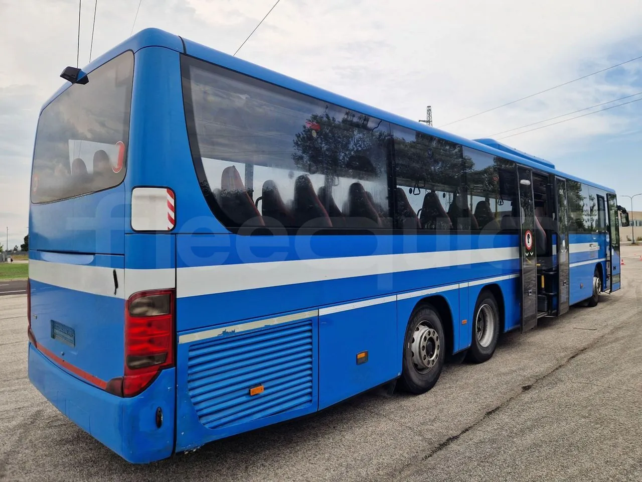 Setra S417 S417 UL/ Euro 5 - 260 Kw - 14,030 Mt - 3/4 right rear doors open