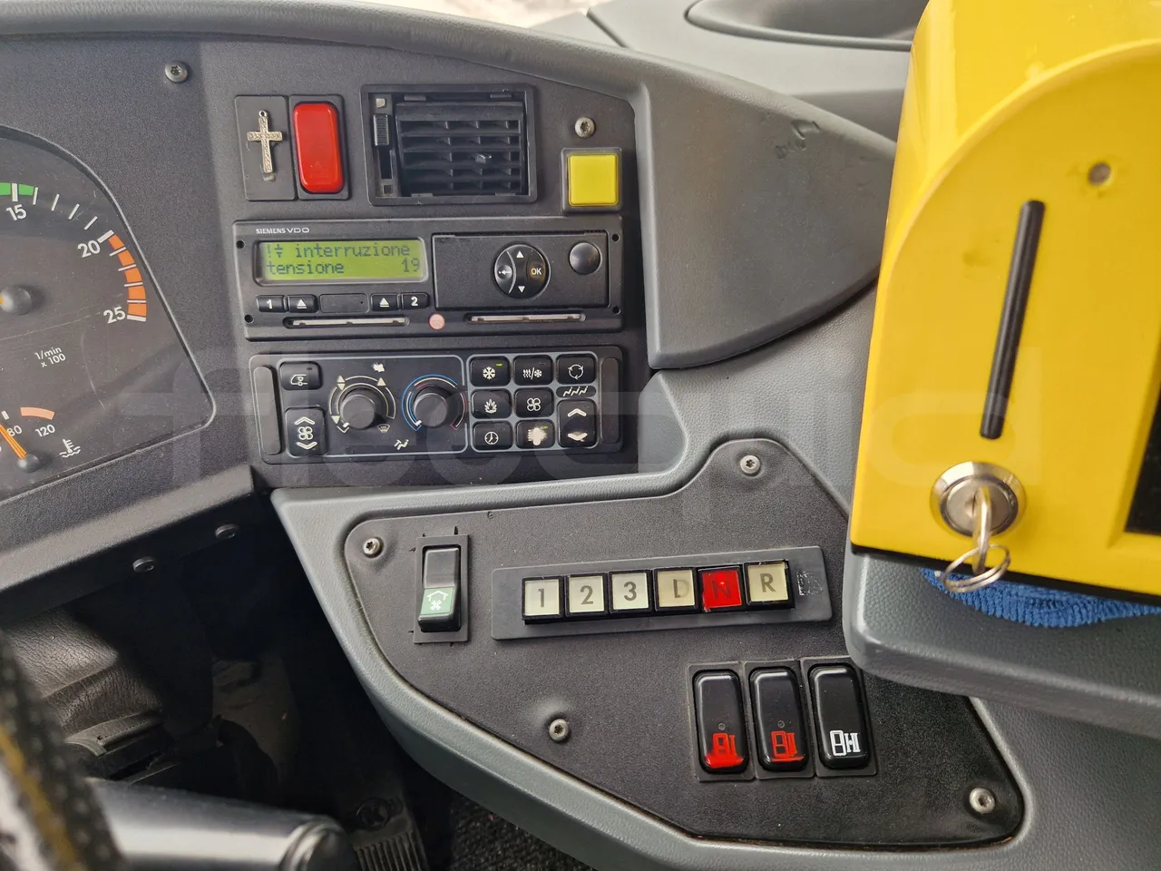 Setra S417 S417 UL/ Euro 5 - 260 Kw - 14,030 Mt - radio accessories photo