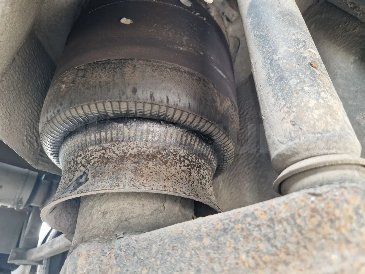 Setra S417 S417 UL/ Euro 5 - 260 Kw - 14,030 Mt - axel 2 air springs 1 left