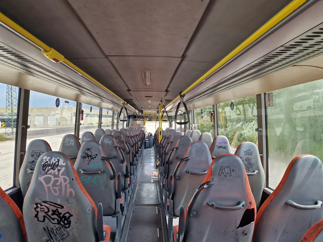 Setra S417 S417 UL/ Euro 5 - 260 Kw - 14,030 Mt - forward view middle aisle