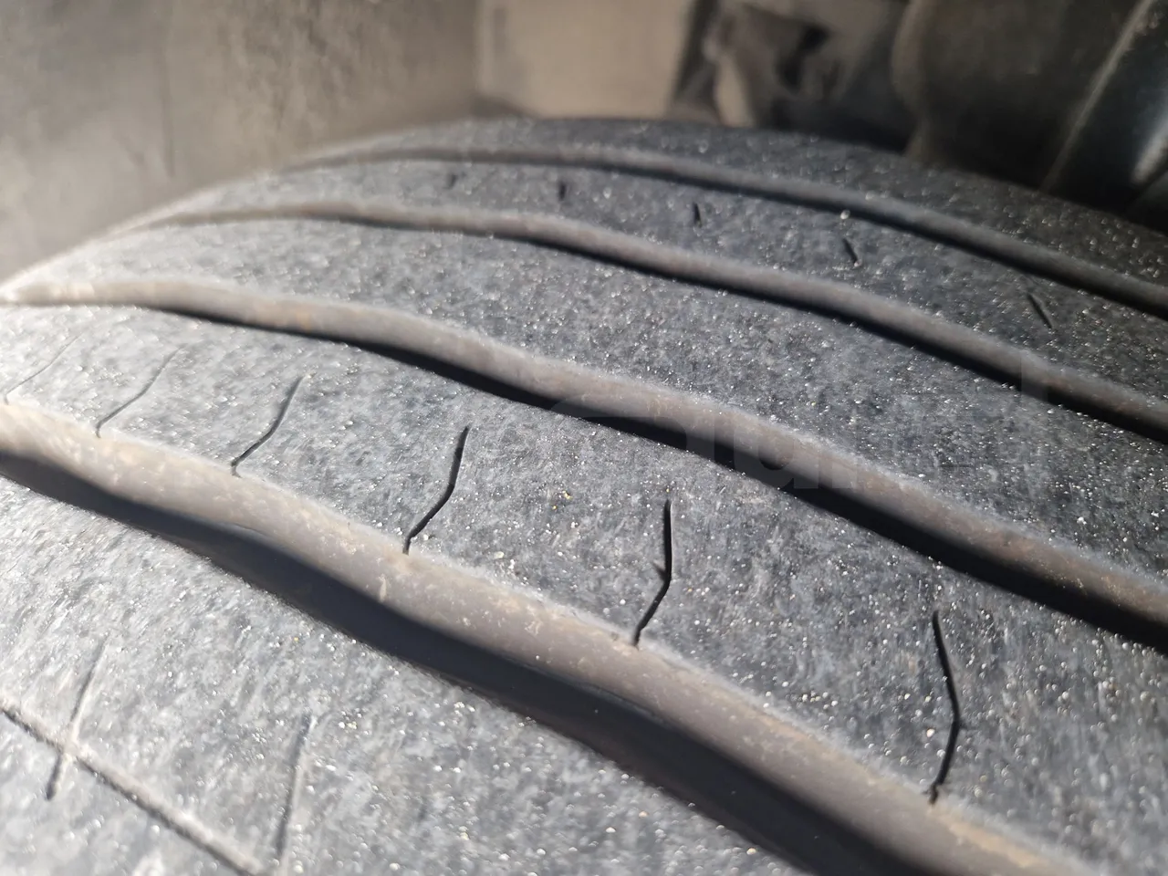 Setra S417 S417 UL/ Euro 5 - 260 Kw - 14,030 Mt - tread condition third axle tires left