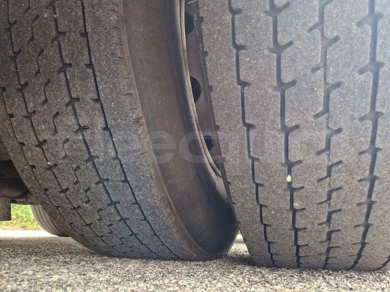Setra S417 S417 UL/ Euro 5 - 260 Kw - 14,030 Mt - tread condition third axle tires right