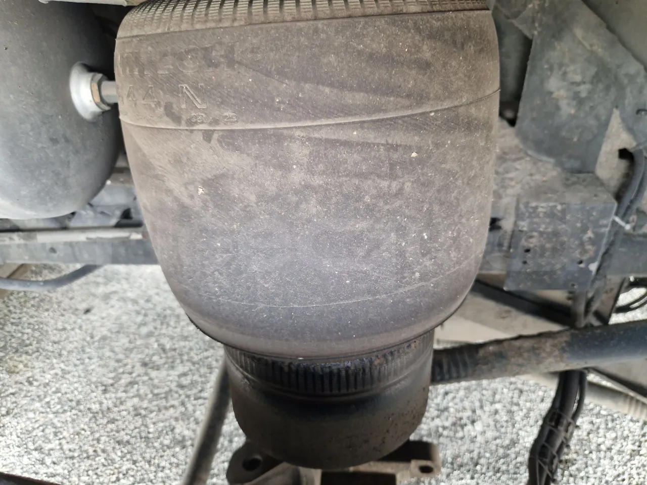 Setra S417 S417 UL/ Euro 5 - 260 Kw - 14,030 Mt - axle 3 air springs 1 left