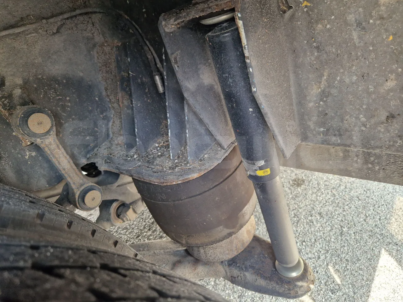 Setra S417 S417 UL/ Euro 5 - 260 Kw - 14,030 Mt - axle 2 shock absorbers 1 left