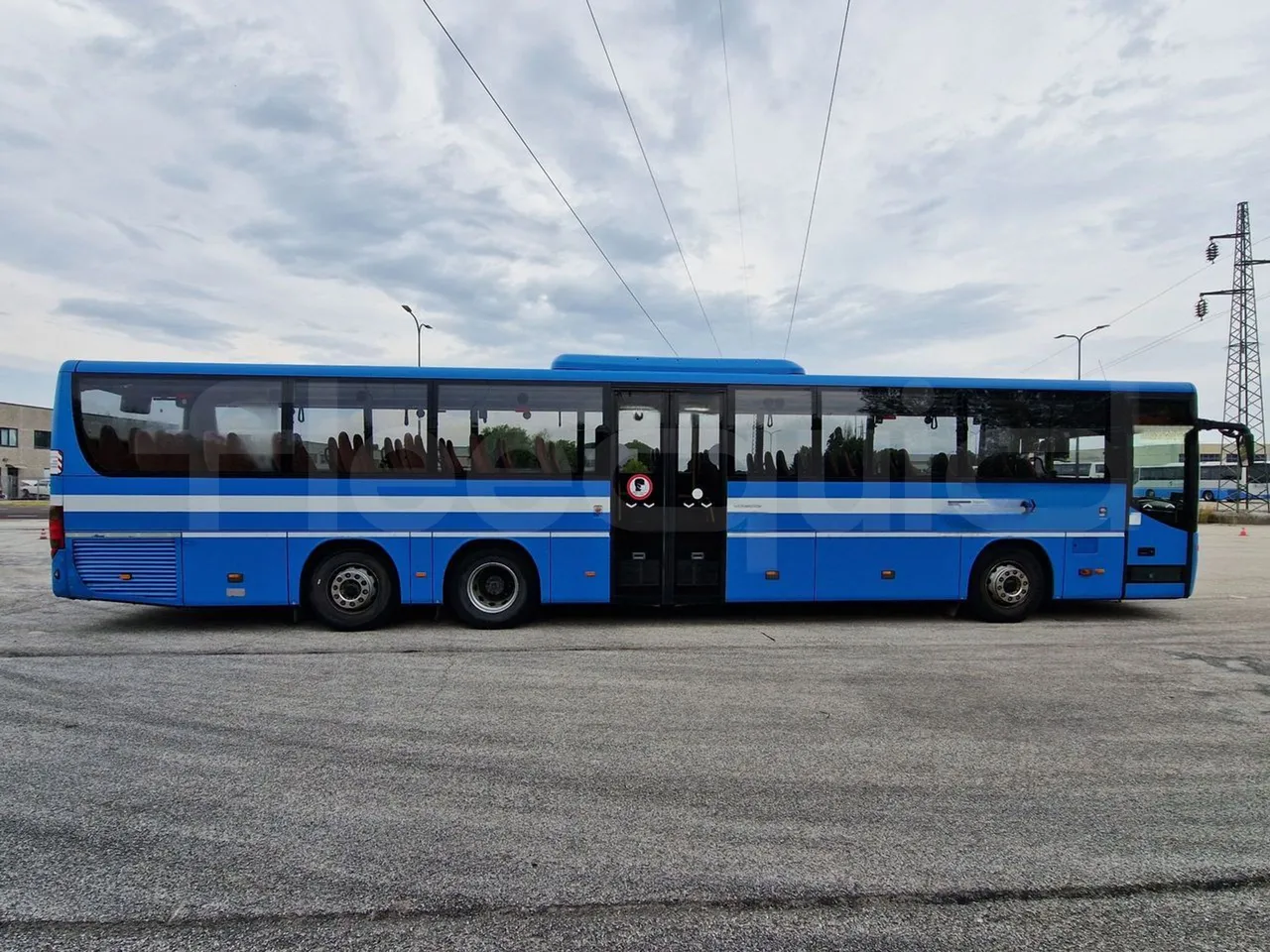 Setra S417 S417 UL/ Euro 5 - 260 Kw - 14,030 Mt - right side doors closed