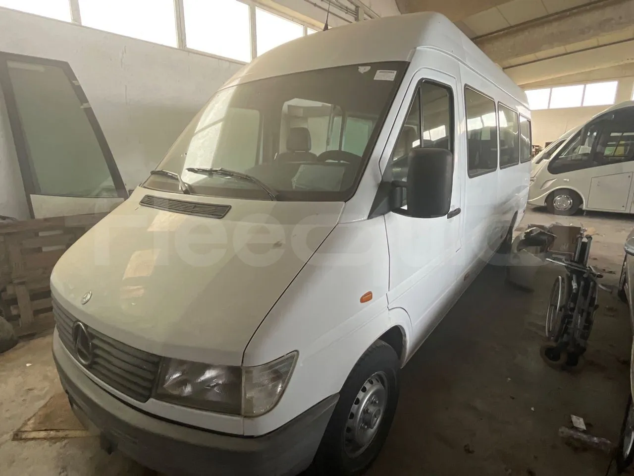 Mercedes-Benz Sprinter 312 - Euro 2 - 90kW - 6.535m - 3/4 front left (mandatory for bus to scrap)