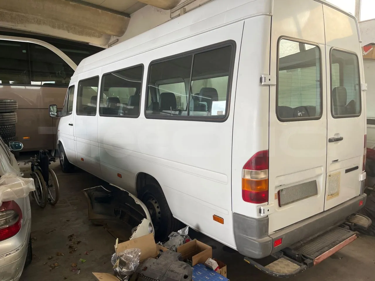 Mercedes-Benz Sprinter 312 - Euro 2 - 90kW - 6.535m - 3/4 right rear doors closed