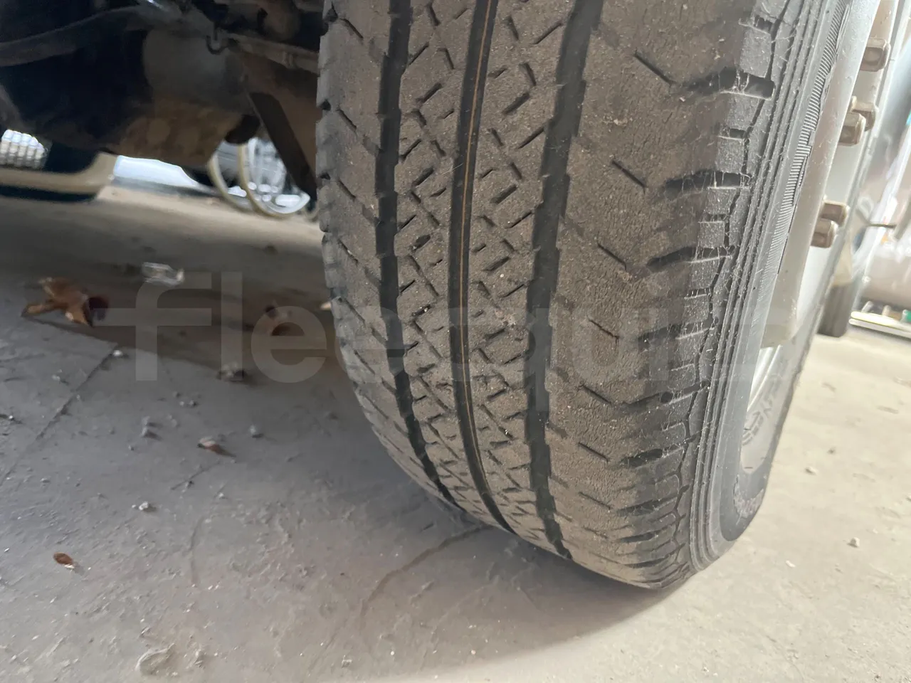 Mercedes-Benz Sprinter 312 - Euro 2 - 90kW - 6.535m - tread condition front tires left