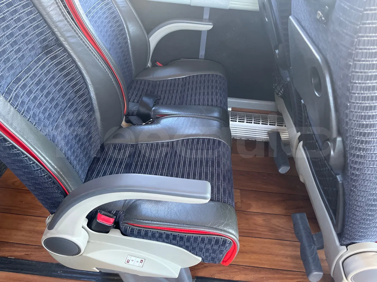 Temsa MD9 A VAR A3C - Euro5 - 184kW - 9.480mt - armrest detail photo