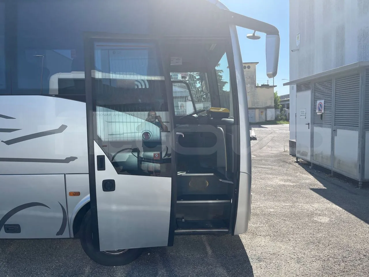 ISUZU Novo Novo Ultra/ Euro 5 - 140 Kw - 7,305 Mt - front door 1 open