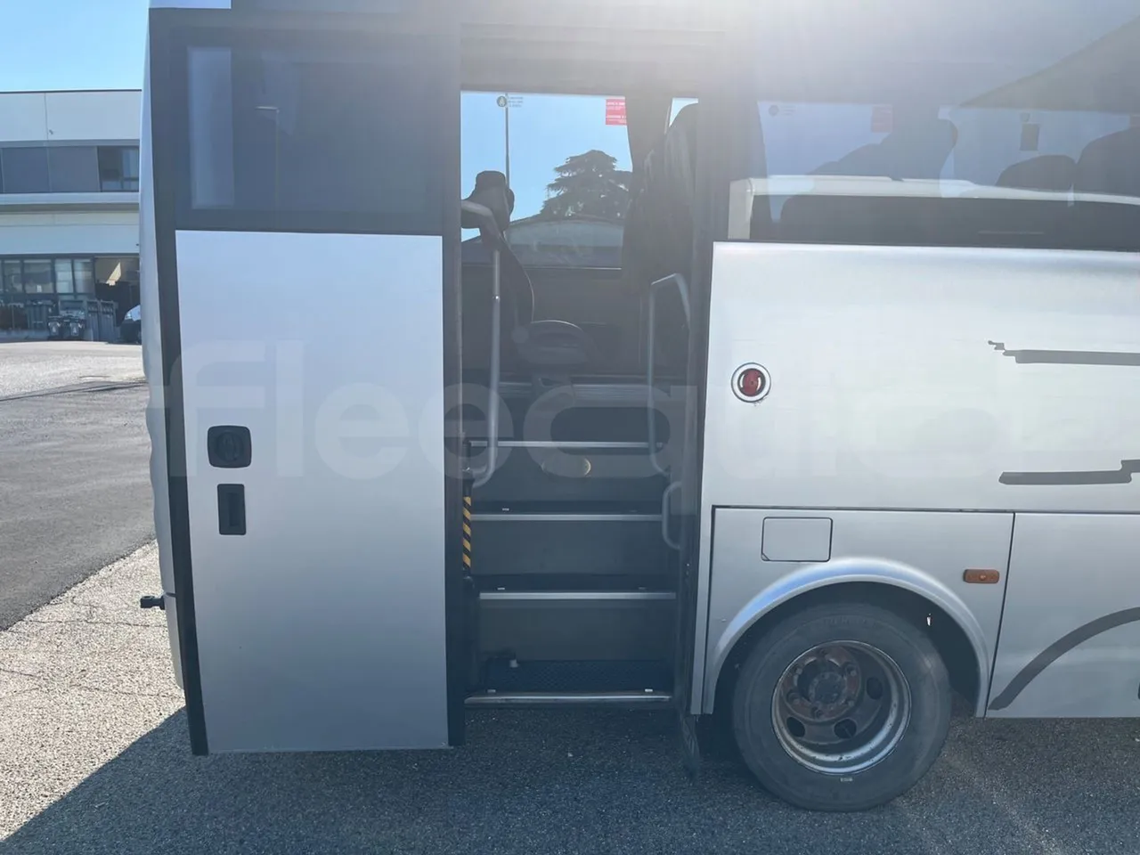 ISUZU Novo Novo Ultra/ Euro 5 - 140 Kw - 7,305 Mt - front door 2 open