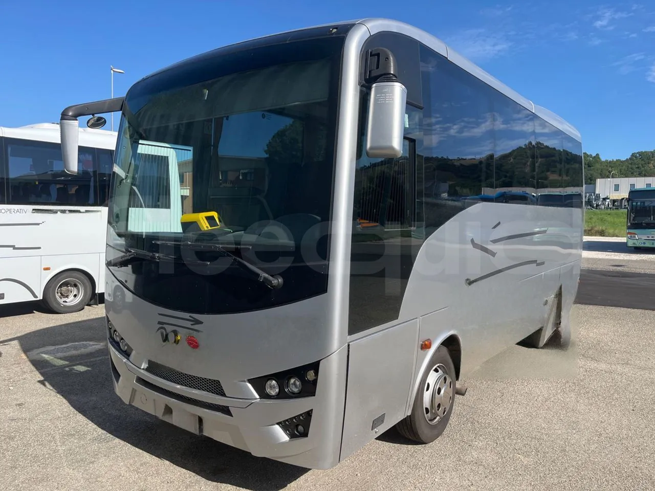 ISUZU Novo Novo Ultra/ Euro 5 - 140 Kw - 7,305 Mt - 3/4 front left (mandatory for bus to scrap)