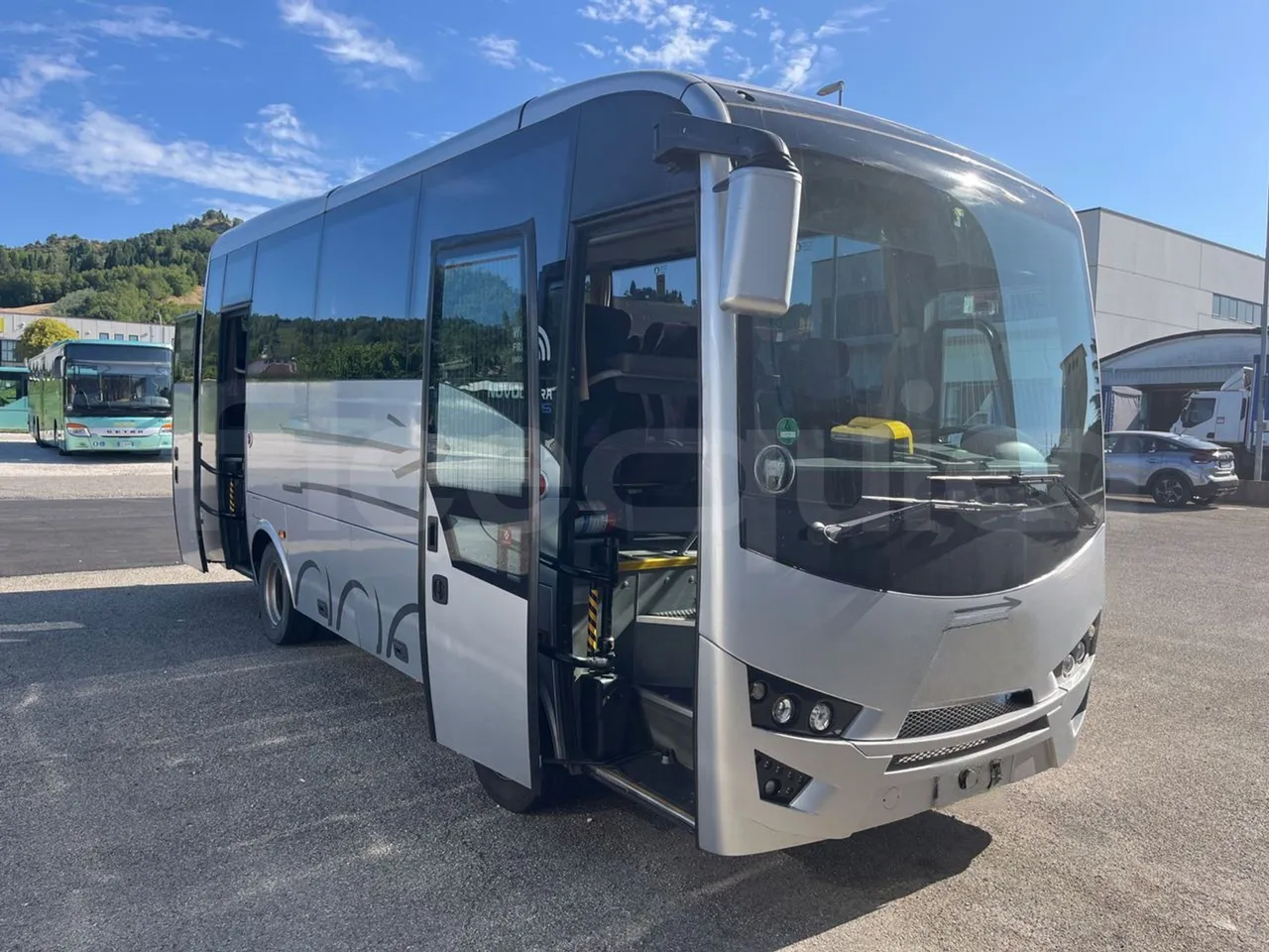 ISUZU Novo Novo Ultra/ Euro 5 - 140 Kw - 7,305 Mt - 3/4 right front doors open