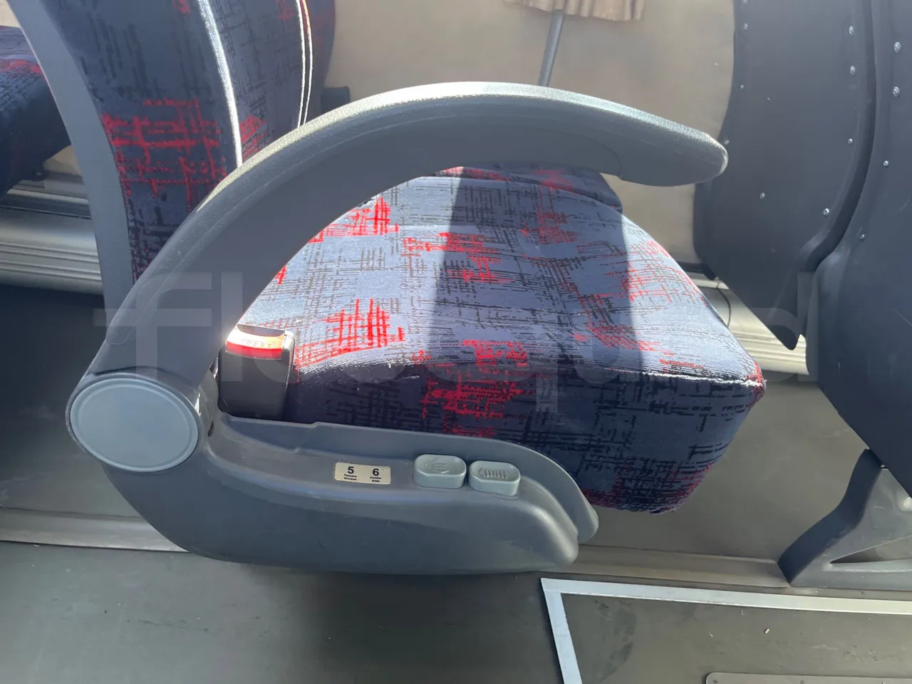 ISUZU Novo Novo Ultra/ Euro 5 - 140 Kw - 7,305 Mt - armrest detail photo